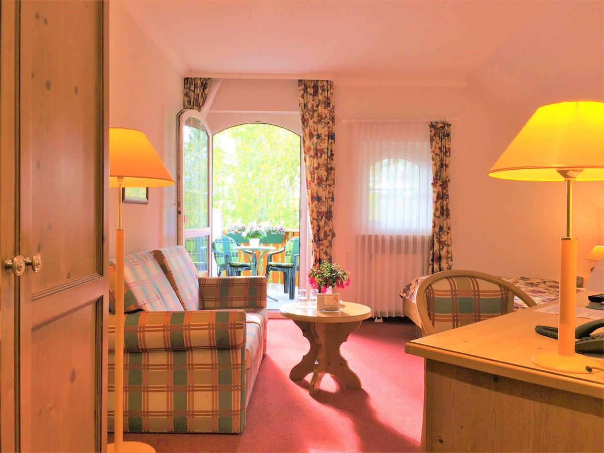 Landhaus Mueritzgarten Hotel Garni Röbel Exterior foto